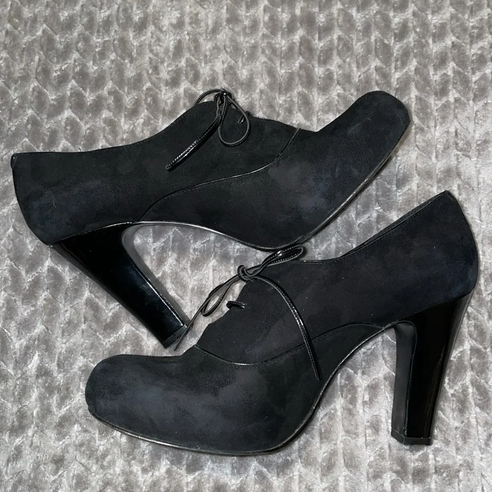 Nine West Black‎ Heels with Peek A Boo Bow Ties.  Size 9.